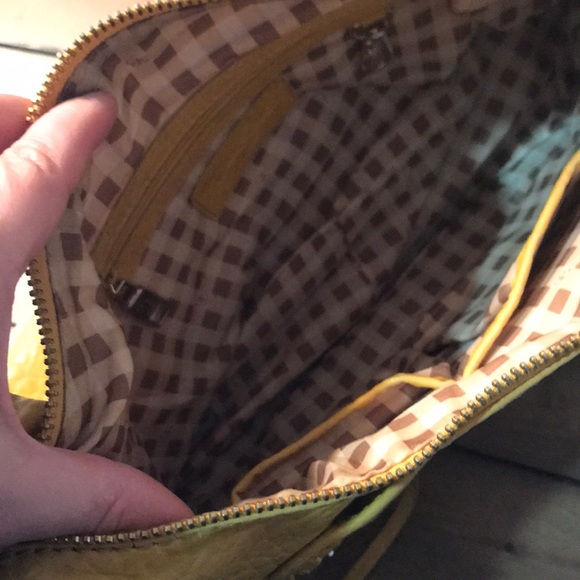 👜SALE👜Jessica Simpson yellow crossbody - Picture 2 of 3